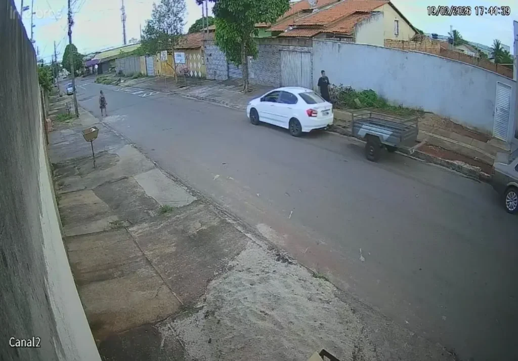 Com carretinha, agiotas levam móveis para quitar dívida de R$ 10 mil em Aparecida