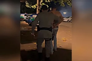 Enteada aciona PM após padrasto derrubar parede de casa e ameaçar família em Goiânia