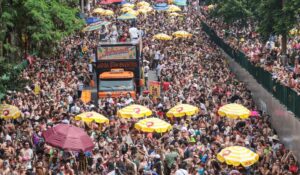 Foliões de SP enfrentam falta de banheiro, fila e sujeira em bloco no Ibirapuera