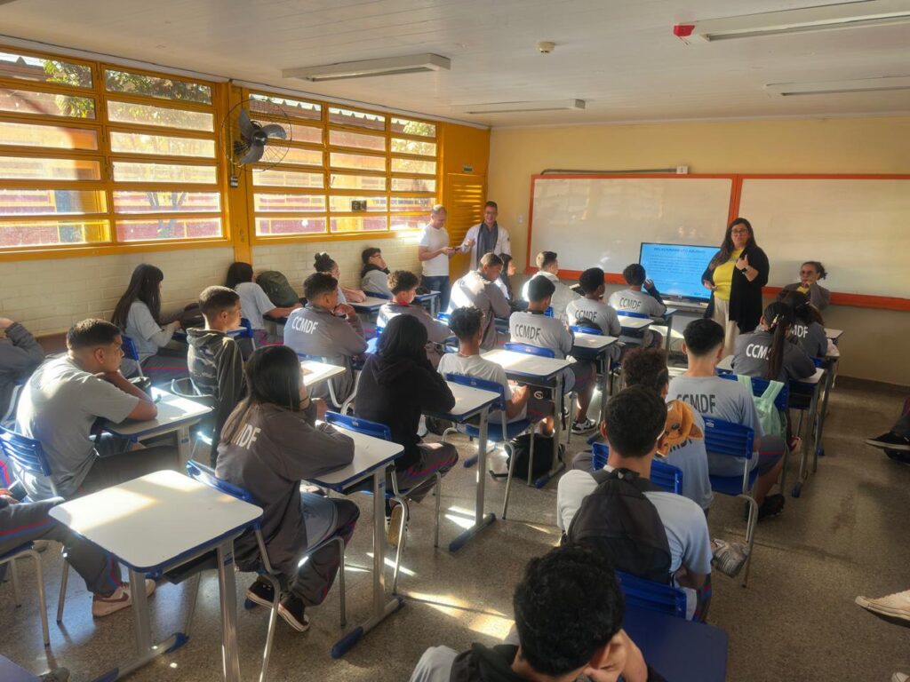 Projeto amplia pena por maus-tratos em escolas