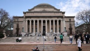 Agentes de imigração detêm aluna de Columbia, e universidade fala em acesso irregular ao campus