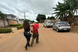 Policial e suspeito - Metrópoles