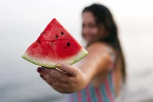 Quem nunca deveria comer melancia, segundo cientistas?