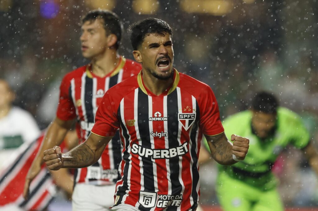 Brasileirão: fora de casa, São Paulo vence Coritiba e segue invicto - destaque galeria