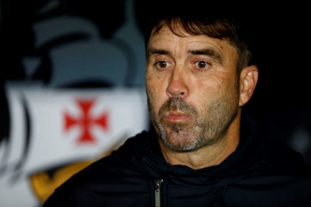 Imagem colorida de Eduardo Coudet, técnico do Internacional- Metrópoles