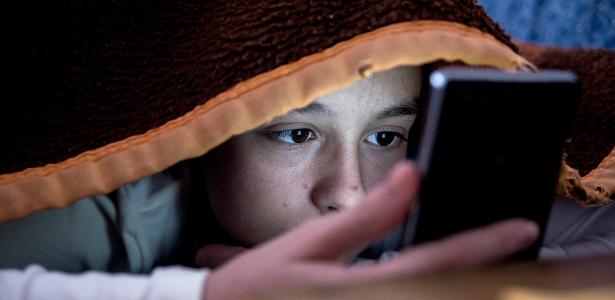 Rede social bombardeia menina com post sobre suicídio e menino com bet