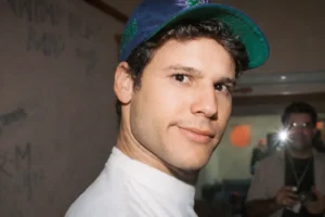 a foto da jaqueta de Dinho intacta no caixão