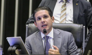 Hugo Motta elogia decisão de Flávio Dino sobre penduricalhos