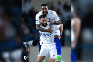 Karim Benzema comemorando gol com Malcom