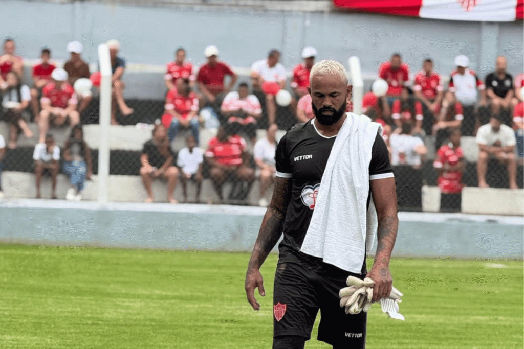 Goleiro Bruno atuando pelo Rive Atlético, clube amador