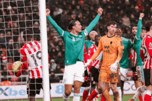 Van Dijk comemorando gol diante do Sunderland