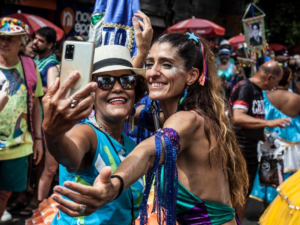 Dicas para proteger celular contra golpes no Carnaval 2026
