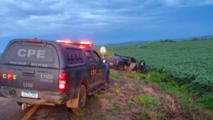 Carro utilizado pela dupla foi parar no meio do pasto - (Foto: divulgação/PM)