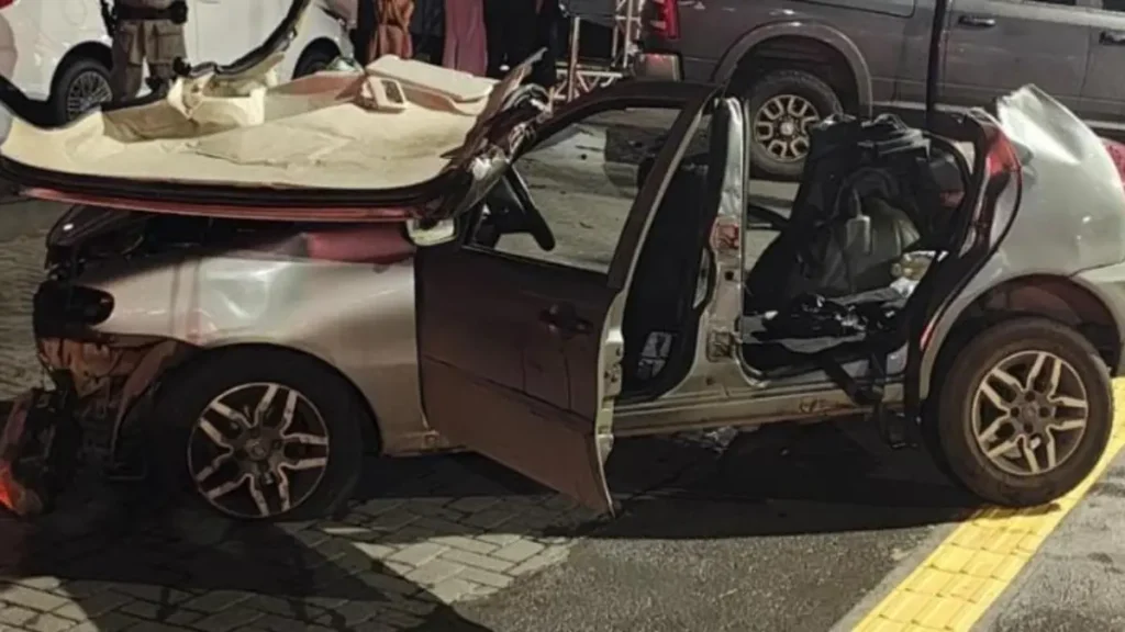 Veículo conduzido pelo trio ficou totalmente destruído - (Foto: Reprodução/PM)