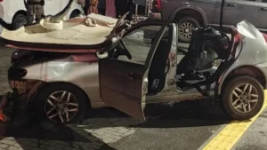 Veículo conduzido pelo trio ficou totalmente destruído - (Foto: Reprodução/PM)