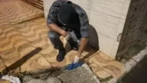 Policial pegando faca usada por casal no crime - (Foto: reprodução/PM)