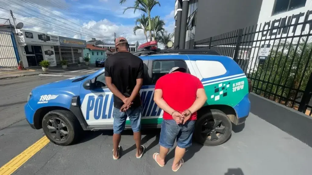 Dupla foi presa em flagrante - (Foto: divulgação/PM)
