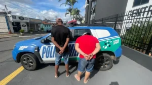 Dupla foi presa em flagrante - (Foto: divulgação/PM)