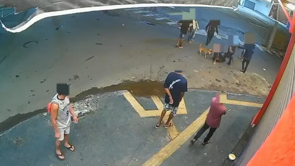 Vítima sendo linchada e atacada por cão - (Foto: reprodução/PM)