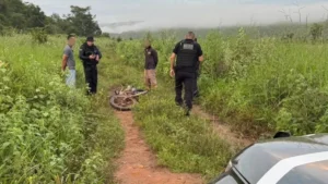 Suspeitos sendo abordados por policiais - (Foto: reprodução/PC)