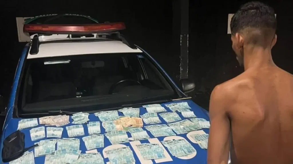 Parte do dinheiro furtado foi recuperado - (Foto: divulgação/PM)