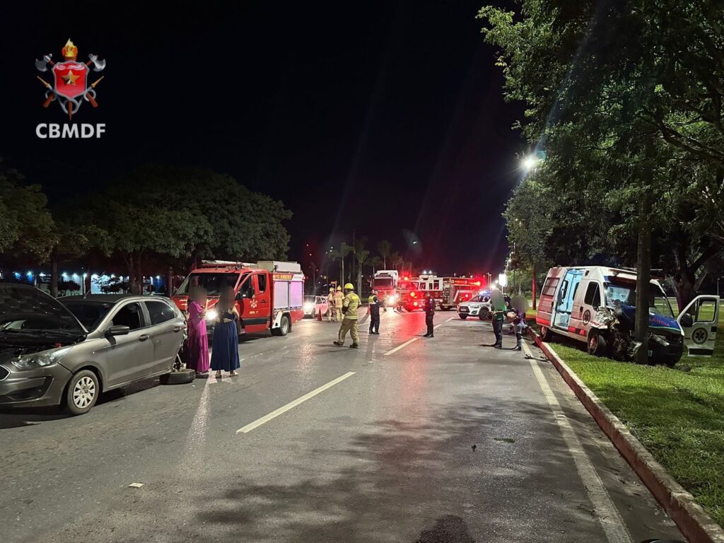 Colisão entre carro e ambulância privada deixa dois feridos na EPIA Sul