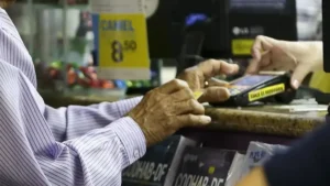 Justiça autoriza aposentado goiano com 95% da receita comprometida a renegociar empréstimos