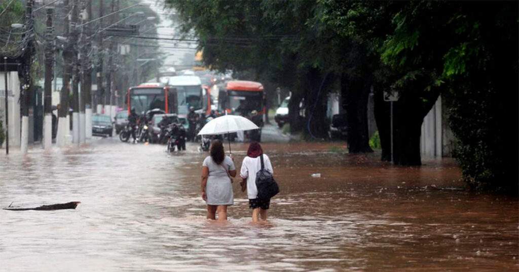 Mulher morre afogada após ser arrastada por enxurrada e ficar presa sob carro na zona norte de SP