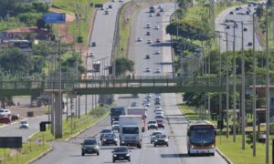 Motociclista fica ferido após colisão com carro na EPTG