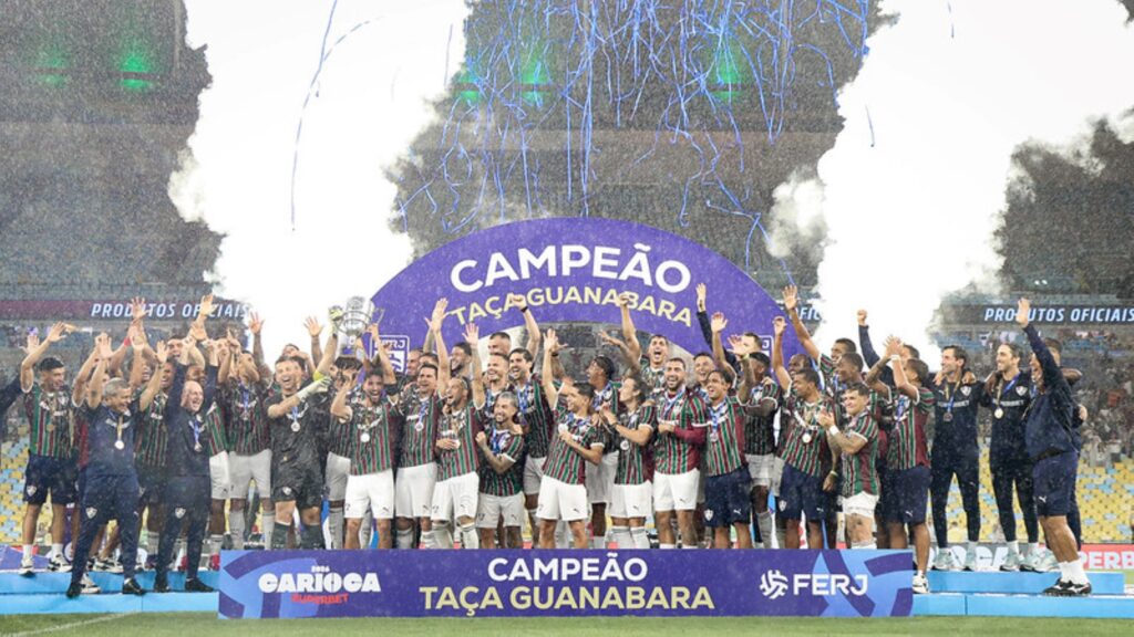 Imagem colorida do Fluminense levantando a taça de campeão da Taça Guanabara- Metrópoles