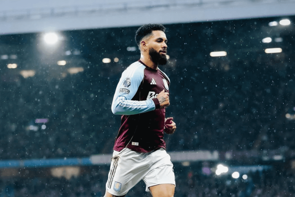 Douglas Luiz com a camisa do Aston Villa