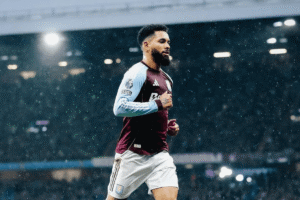 Douglas Luiz com a camisa do Aston Villa