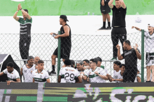 Torcedores e jogadores do Maringá comemorando a vitória na Copa do Brasil