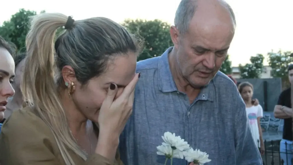 Mulher chora ao lado de um homem idoso triste