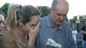 Mulher chora ao lado de um homem idoso triste