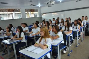 Ondas de calor aumentam chances de abandono no ensino médio público, aponta estudo