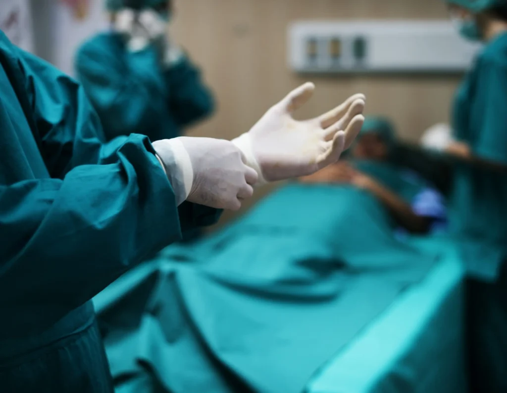 Médico é condenado a prisão por cobrar pacientes por cirurgias feitas pelo SUS