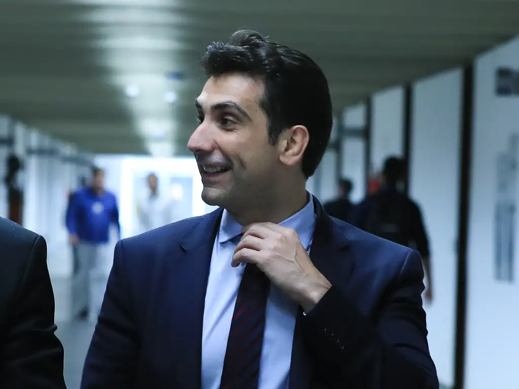 Dólar cai e Bolsa sobe com fala de Galípolo, balanços e cenário externo no radar