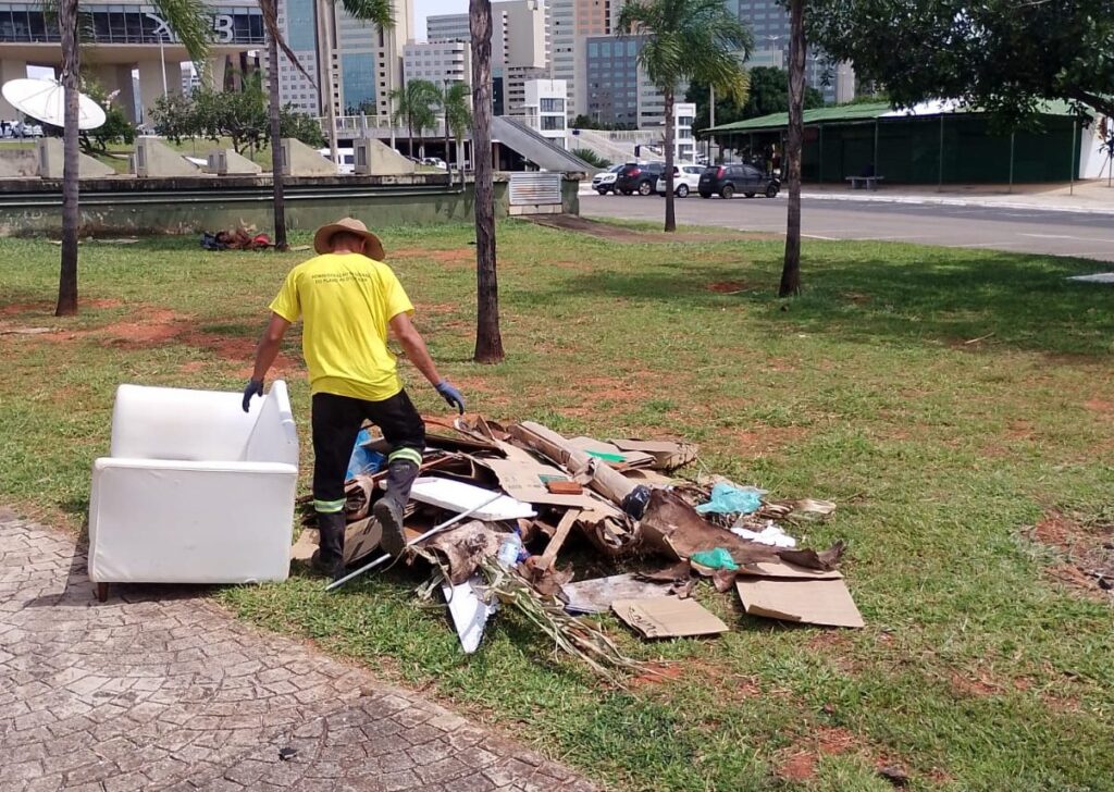 Mutirão remove 270 toneladas de resíduos no Plano Piloto para o Carnaval