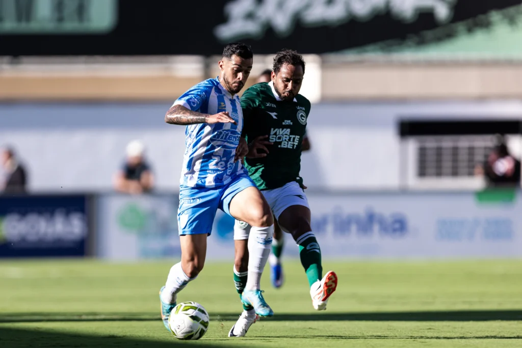 Goiás goleia o Crac e avança à semifinal do Goianão
