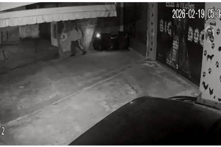 Câmera flagra tentativa de incêndio contra mulher em situação de rua na zona sul de SP