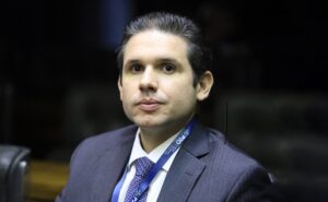 Fim da escala 6×1: Hugo Motta encaminha PEC para CCJ da Câmara dos Deputados
