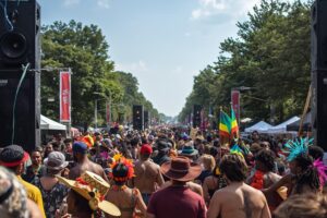 Som alto no Carnaval pode causar perda auditiva