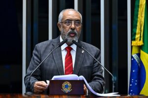 Senador Paim defende redução da jornada para 40 horas e fim da escala 6×1