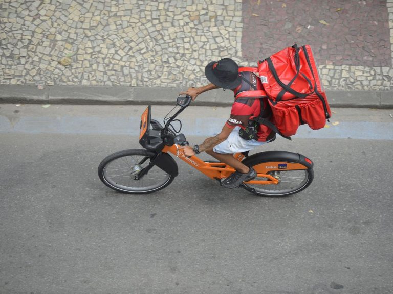 Comissão da Câmara vota regulamentação de trabalho por aplicativos nesta terça