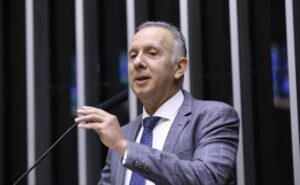 Deputado Aguinaldo Ribeiro discursa no plenário