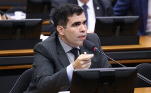 Deputado Ricardo Ayres (Republicanos-TO) fala em comissão da Câmara dos Deputados