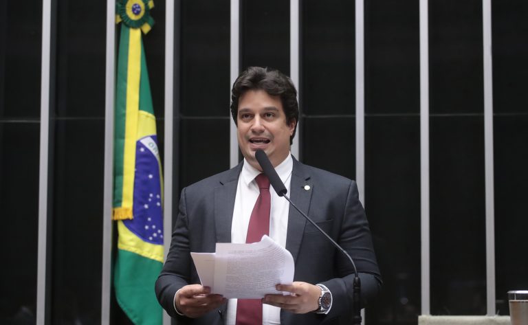 Deputado Lucas Ramos fala ao microfone