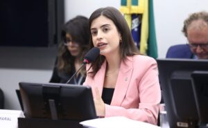 Deputada Tabata Amaral (PSB-SP) fala em comissão da Câmara dos Deputados