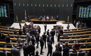 Deputados reunidos no plenário